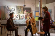 Ein Bildhauer und Kunstprofessor wird erschlagen in einem Atelier der Kunsthochschule gefunden. Kommissarin Lea Gomez (Jasmin Gassmann, r.) und ihr Kollege Jo Stoll (Peter Ketnath, l.) haben seine Kollegin Mara Weinrich (Tessa Mittelstaedt, M.) unter Verdacht. Sie war offensichtlich am Tatabend in der Nähe der Kunsthochschule, doch welches Motiv hätte sie?