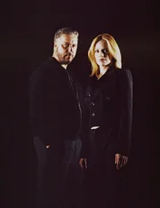 Gil Grissom (William Petersen) und Catherine Willows (Marg Helgenberger); Calleigh (Emily Procter) sucht am Tatort nach Spuren.