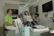 Nina (Lavinia Wilson, M.) und Jannos (Jasin Challah, r.) erfahren beim Ultraschall, dass sie einen Jungen bekommen werden.