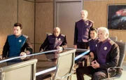 (im Uhrzeigersinn) Ed Mercer (Seth MacFarlane); Admiral Tucker (Ron Canada); Admiral Halsey (Victor Garber); Admiral Ozawa (Kelly Hu); Admiral Perry (Ted Danson)