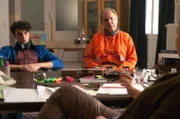Alles andere als ein Dreamteam: Die Rektorin Frau Arndt schlägt „Käpt’n“ Werner (Uwe Ochsenknecht) vor, Dennis (Ben Litwinschuh, li.) ein Praktikum bei der Müllabfuhr anzubieten.