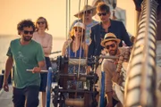 Alle Eltern müssen auf dem Segelboot mithelfen, so wie Björn (Serkan Kaya, l.) und Jannos (Jasin Challah, r.).