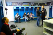 Drehen, wo viele Schüler einmal hin wollen: Vorbereitung zum Thema "Kurzvortrag" in der Umkleidekabine des 1860 München in der Allianz Arena. Die Schüler schlüpfen für den Strategievortrag vor der Mannschaft in die Rolle des Fußballtrainers. Hier bereitet sich Rhetorik-Coach Christian Eisert (rechts) auf das Vorspielen vor.