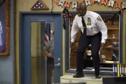 Ray Holt (Andre Braugher)