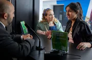 Gemeinsam mit Toni (Leah Brotherhead, l.) macht Rana (Taj Atwal, r.) eine böse Entdeckung. Die Tochter ihres neuen Freundes, auf die sie aufpassen sollte, ist verschwunden. Erst ratlos, zieht Rana dann doch noch ein Ass aus dem Ärmel.