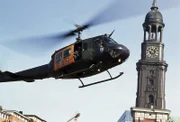 Der Hubschrauber auf dem Weg zum Einsatzort.