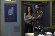 Rosa Diaz (Stephanie Beatriz, l.); Adrian Pimento (Jason Mantzoukas, r.)