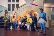 Nach und nach kommen die verkleideten Eltern im Krankenhaus an, um Beistand bei der Geburt zu leisten.