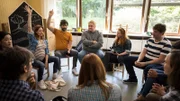 Nina (Lavinia Wilson) sowie ihr Mann Jannos (Jasin Challah) und andere Mitglieder der Elterninitiative einigen sich auf einen geeigneten Kita-Namen.
