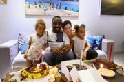 Noemi feiert mit ihrer senegalesischen Familie Geburtstag.
