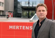 Phillip (Bernhard Schir) leitet ein großes Unternehmen.