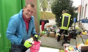 Trödelprofi Otto Schulte hilft tatkräftig mit beim Ausmisten