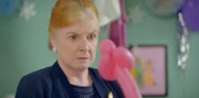 Als gäbe es nicht schon genug Stress, taucht auch noch Stiefmutter Gloria (Felicity Montagu) auf und versucht, die Gestaltung der Geburtstagsfeier ihrer Enkelin an sich zu reißen.