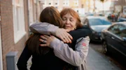 ARD/SWR W WIE WISSEN SPEZIAL, "Was ist gut an ... Sterben?", am Samstag um 16:00 Uhr im ERSTEN. Ein Abschied für immer: Jana wird ihre Freundin Astrid wohl nicht mehr wiedersehen.