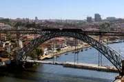 Die Metro fährt über die Ponte Dom Luis I. – sie ist Teil der Altstadt von Porto, die 1996 von der UNESCO den Welterbetitel bekam.