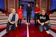Moderator Kai Pflaume (M.) und seine Rateteam-Kapitäne Bernhard Hoëcker (l.) und Elton (r.) begrüßen in dieser Sendung die Dermatologin und Fernsehärztin Dr. Yael Adler (2.v.l.) und die Journalistin, Moderatorin, Autorin und Fernsehärztin Dr. Julia Fischer (2.v.r.).