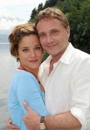 Phillip (Bernhard Schir) hat sich in die Journalistin Jana (Muriel Baumeister) verliebt.