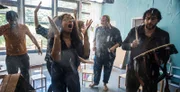 Yaa (Rebecca Lina), Björn (Serkan Kaya) und die anderen Eltern beginnen ausgelassen zu tanzen, als die Sprinkleranlage durch den Rauch der schamanischen Kita-Einweihung ausgelöst wird.