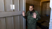 Der ehemalige Elitesoldat Ayman al-Taqsh saß viereinhalb Jahre im berüchtigten Militärgefängnis Saydnaya in der Nähe von Damaskus. Der 36jährige erzählt, was er durchlitten hat. Tausende seiner Mithäftlinge haben die Gefangenschaft nach Erkenntnissen der Menschenrechtsorganisation Amnesty International nicht überlebt.