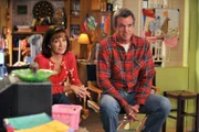 Frankie (Patricia Heaton, l.) kann Mike (Neil Flynn, r.) endlich überzeugen mit ihr auf eine Halloweenparty zu gehen. Doch, wenn es um Kostüme geht, weigert sich ihr Mann hartnäckig ...