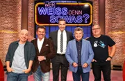 Moderator Kai Pflaume (M.) und seine Rateteam-Kapitäne Bernhard Hoëcker (l.) und Elton (r.) begrüßen in dieser Sendung den Pop- und Schlagersänger Thomas Anders (2.v.l.) und den Schlagersänger und Fernsehmoderator Andy Borg (2.v.r.).