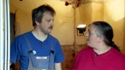 Manuela und Klaus wollten im Grünen leben. Doch ihr Schnäppchenhaus wird immer mehr zur Last! Sie haben nur sechs Wochen, um das Haus umzubauen und den Umzug mit drei Kindern, zwei Hunden und einer Katze über die Bühne zu bringen.