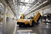 Ein fertiger Maserati MC20 steht in der Endmontagehalle. (Cry Havoc Productions, Inc./Joe Valde)