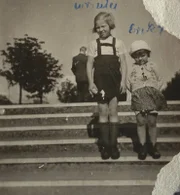 Ursula Dorn (geb. Buttgereit) mit ihrer Schwester Erika in Königsberg/ Ostpreußen, einziges erhaltenes Foto aus der Zeit vor der Flucht. Genaues Datum unbekannt, ca. 1942.