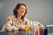 Ninas (Lavinia Wilson) Bewerbungsgespräch in ihrer alten Werbeagentur läuft sehr gut, nur dass sie dreifache Mutter ist, stört den Chef etwas.
