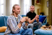 Erik (Sven Waasner, r.) glaubt an den Zauber von Michaels (Erich Altenkopf, l.) Ritual.