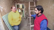 Nach der letzten gescheiterten Beziehung wohnt Michael wieder bei seiner Mutter Ursula. Das soll sich jetzt ändern, für nur 45.000 Euro kauft er ein Einfamilienhaus. v.l.: Ursula, Michael