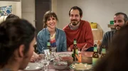 Barcelona for Beginners (1) - Familie und andere Katastrophen Erhoffen sich Hilfe für die Kindererziehung in der Gruppentherapie: Mariana (Aina Clotet) und Samuel (Marcel Borràs)