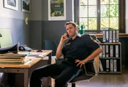 Max Ruffer telefoniert im Polizeirevier. Mit dem neuen Kollegen Jerry Paulsen kann er sein Potential voll ausschöpfen.