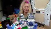Antje hilft fleißig einiges auf dem Flohmarkt zu verkaufen.