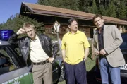 Postler Grandauer (Günter Grünwald, mi.) hat eine blutige Eisschraube gefunden, jetzt müssen Kommissar Christian Lind (Tom Mikulla, re.) und Michi Mohr (Max Müller) nur noch die dazugehörige Leiche finden.