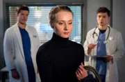 Die Architekturstudentin Claudia Wieber (Antonia Döring, M.) scheint irgendetwas vor den Ärzten Ben Ahlbeck (Philipp Danne, l.) und Florian Osterwald (Lion Wasczyk, r.) zu verheimlichen.