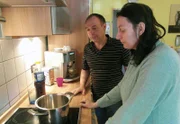 Tauschmama Kerstin und Gerold, Tanjas Mann, beim Kochen