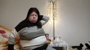 Pamela hat endlich eine neue Wohnung gefunden, kämpft jedoch mit unerklärlichen Vorkommnissen, die ihre Freude trüben.