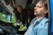 Robert Heffler (Jürgen Vogel, l.) untersucht den Innenraum des Lkw von Carsten Eggers (Christian Bergmann, r.). Der Täter muss aus nächste Nähe auf das Opfer gefeuert haben.