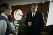 Fred Thursday (Roger Allam, r.) und Reginald Bright (Anton Lesser, l.) sind sich darüber einig, dass ihr Kollege Morse falsch ermittelt und der Mörder bereits gefunden wurde. Doch sie täuschen sich.
