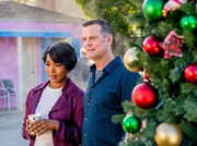 L-R: Athena Grant (Angela Bassett) und Bobby Nash (Peter Krause)