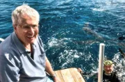 Geht er selbst auch ins Wasser? Frank Elstner beobachtet seinen Freund Matthias Reinschmidt, der inmitten von Riffhaien taucht.