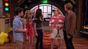 v.li.: Freddie Benson (Nathan Kress), Sam Puckett (Jennette McCurdy), Carly Shay (Miranda Cosgrove), Margaret Collins (Myra McWethy), Wade Collins (Alex Schemmer)