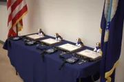 Plaketten und verschiedene K9-Artikel werden auf einem Tisch während einer K9-Abschlussfeier in Atlanta, Ga. ausgestellt (National Geographic for Disney)