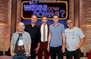 Moderator Kai Pflaume (M.) und seine Rateteam-Kapitäne Bernhard Hoëcker (l.) und Elton (r.) begrüßen in dieser Sendung den Fernsehmoderator und Sportreporter Claus Lufen (2.v.l.) und den ehemaligen Leichtathleten Frank Busemann (2.v.r.).