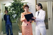 Bruno (Tim Sander, l.) beobachtet, wie Sophie (Gabrielle Scharnitzky, M.) mit Hilfe von Angelina (Nora Düding, r.) wieder neue Intrigen spinnt.
