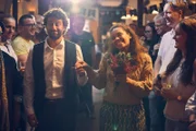 Yaa (Rebecca Lina Wilson-Kamm) hat eine Scheidungsparty mit einer Zeremonie und schwarzer Scheidungstorte für sich und Björn (Serkan Kaya) organisiert.
