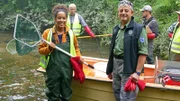 Pia hilft den Fischern vom Fischereiverein Meitingen bei einer Befischungsaktion. Sie wollen herausfinden, wie es um die Fische im Mädelelech steht.