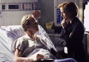 Dr. Daniel Waterston (Nicolas Surovy, l.); Dana Scully (Gillian Anderson, r.)
