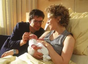 Marie-Luise (Christiane Brammer) und Dr. Tim Eckert (Oliver Mommsen) sind glücklich über die Geburt ihres Babys.